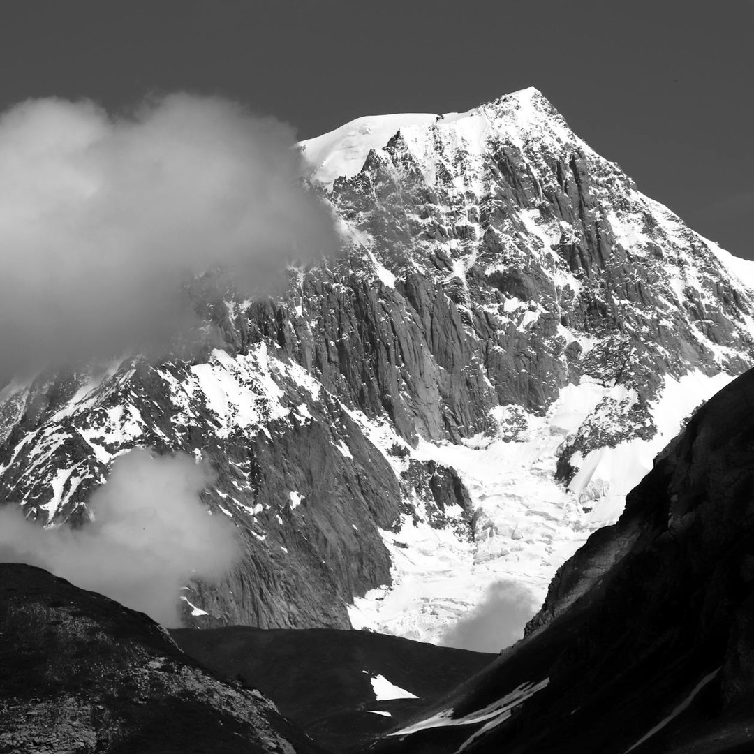 Le mont Blanc est le plus haut sommet d'Europe occidentale mais pas d'Europe.