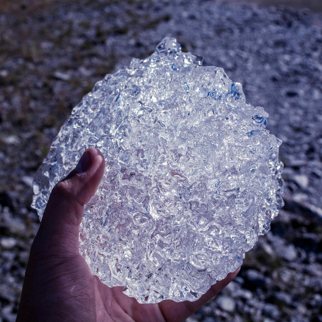 La glace sèche ne fond pas : elle passe directement de l'état solide au gaz.