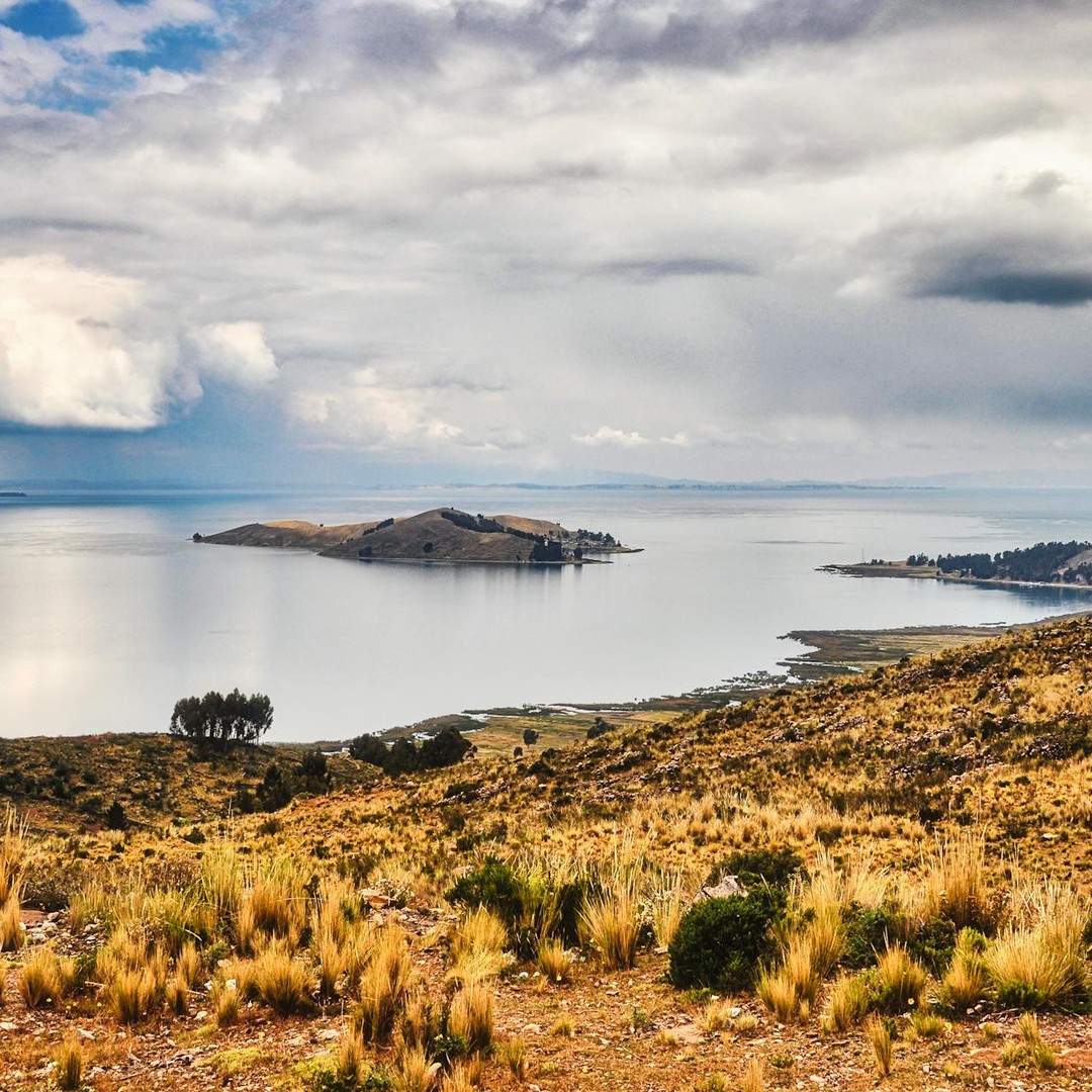 Le lac Titicaca, à 3 812 mètres, est souvent présenté comme le plus haut lac navigable du monde.