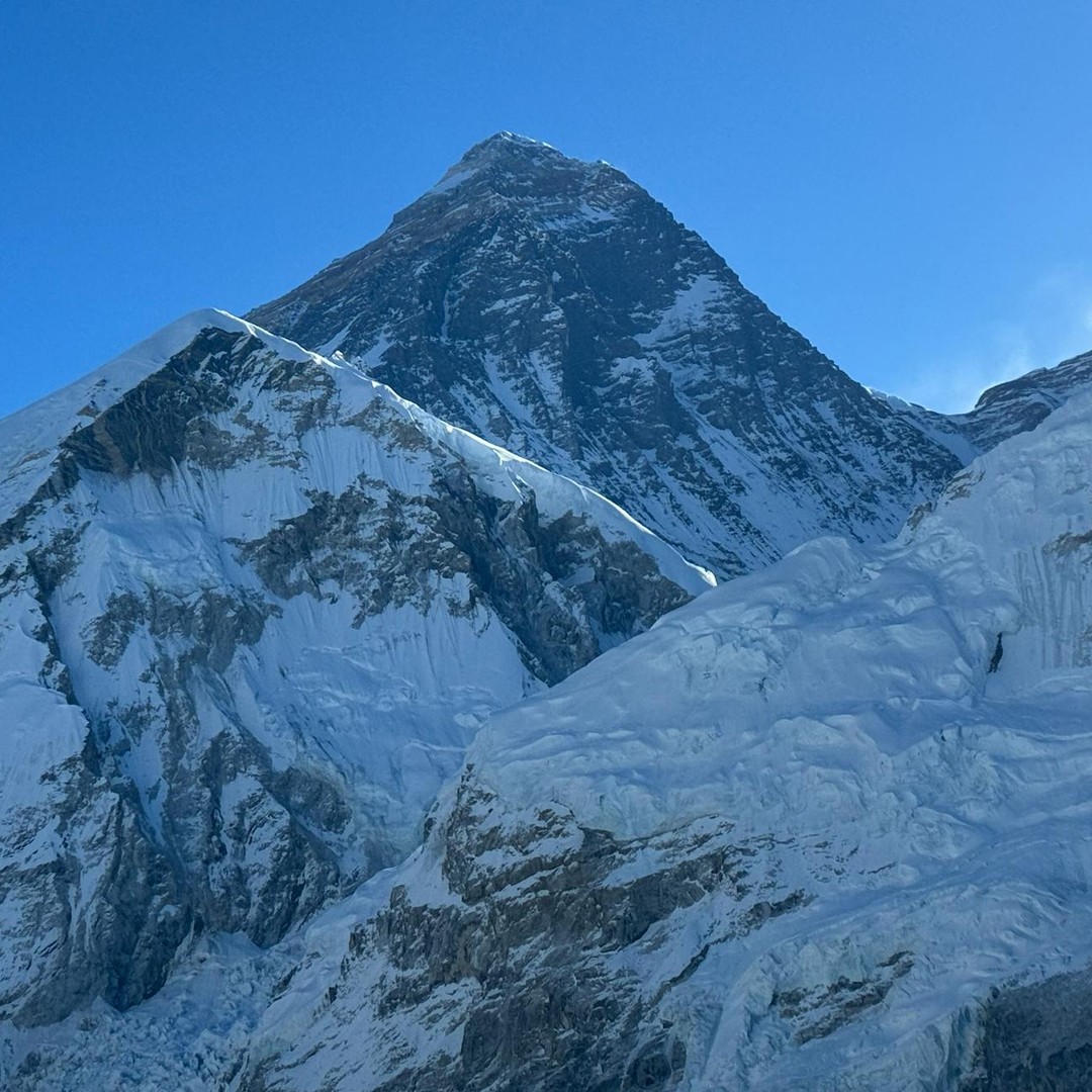 L'Everest continue de changer de hauteur au fil du temps.