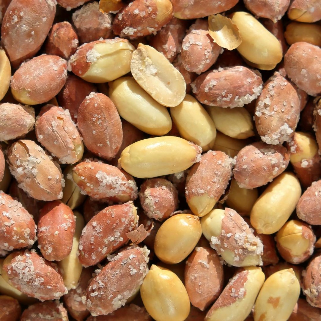 La cacahuète vient de l'arachide, une plante de la famille des légumineuses.