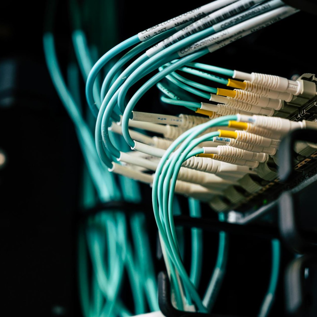 L'Internet n'était au départ accessible que par des universités et institutions gouvernementales.