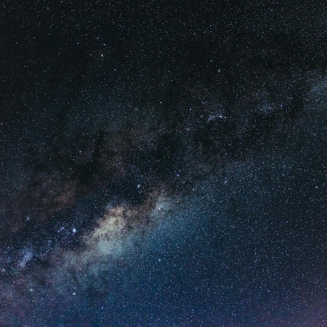 Le ciel reste noir dans l'espace même quand le Soleil brille.