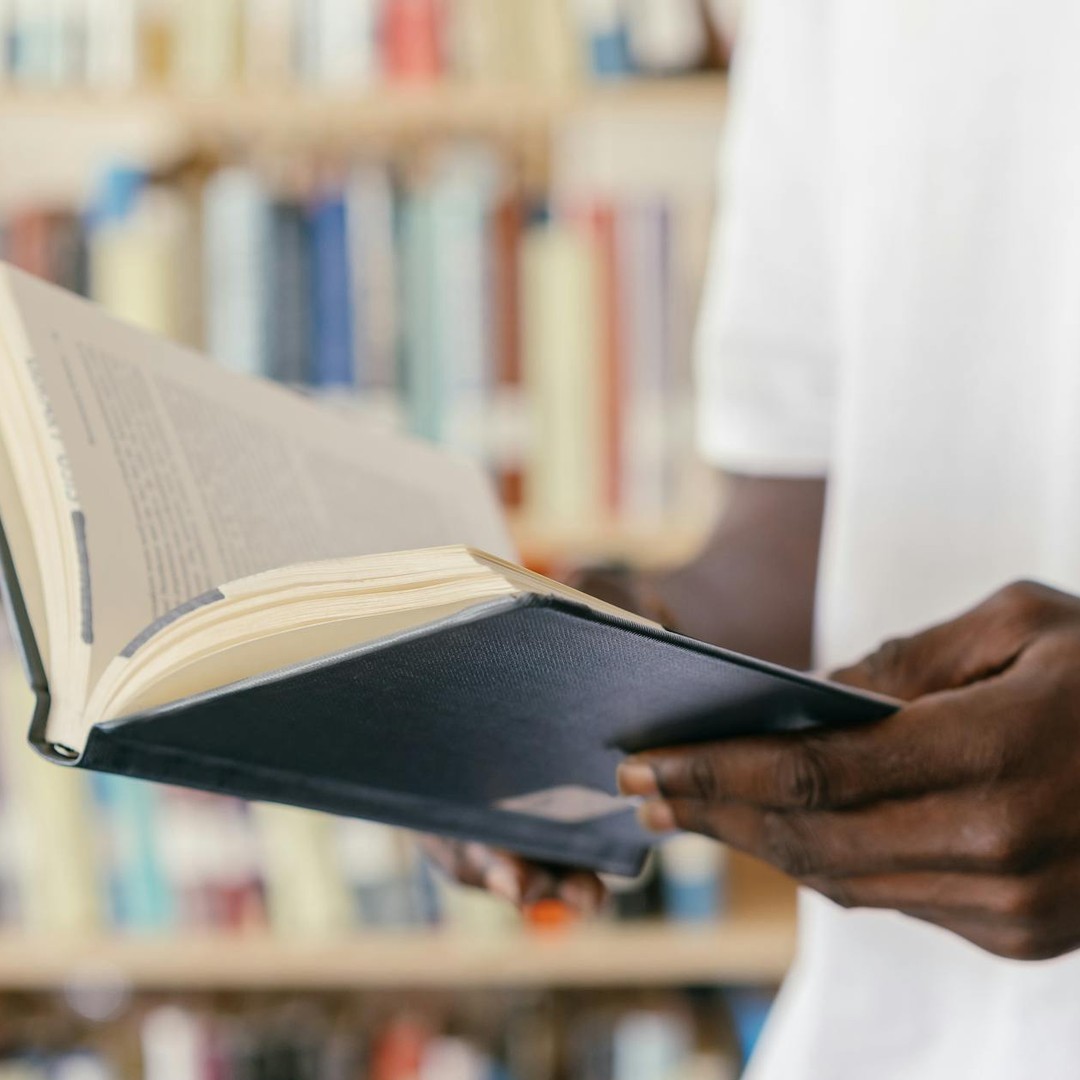 Votre cerveau anticipe parfois des mots avant de les lire entièrement.