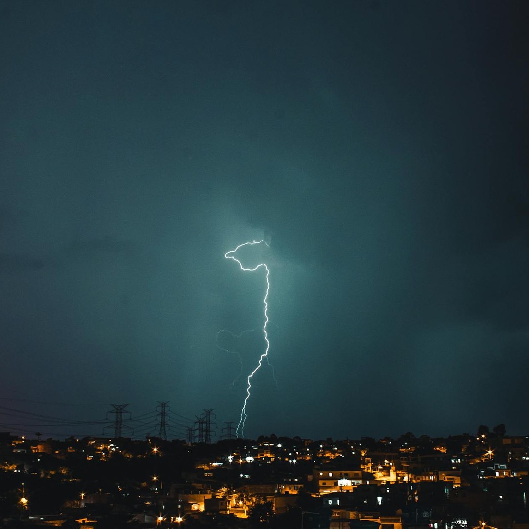 La foudre chauffe l'air autour d'elle extrêmement vite.