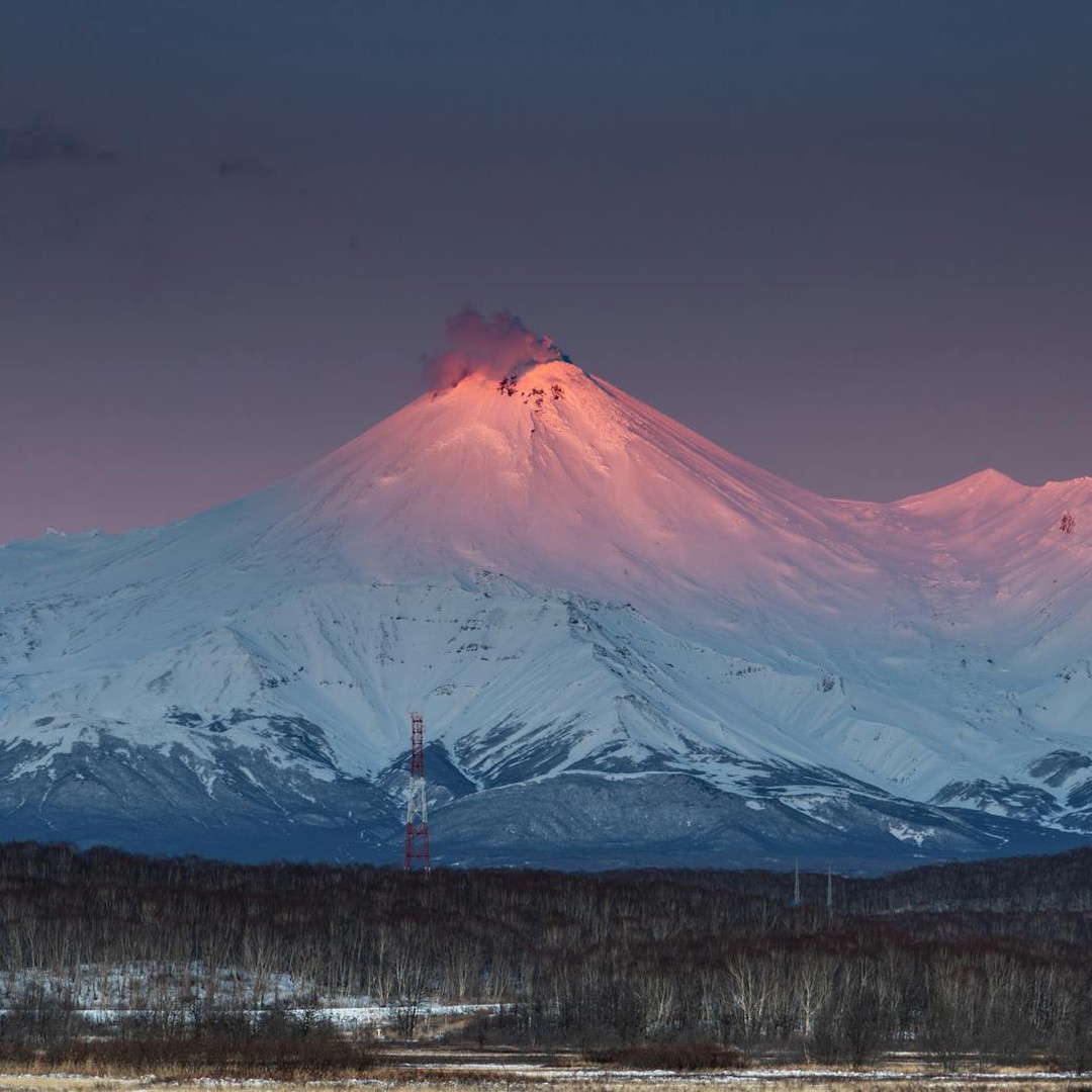 Un volcan peut rester actif meme lorsqu'il est couvert de neige et de glace.