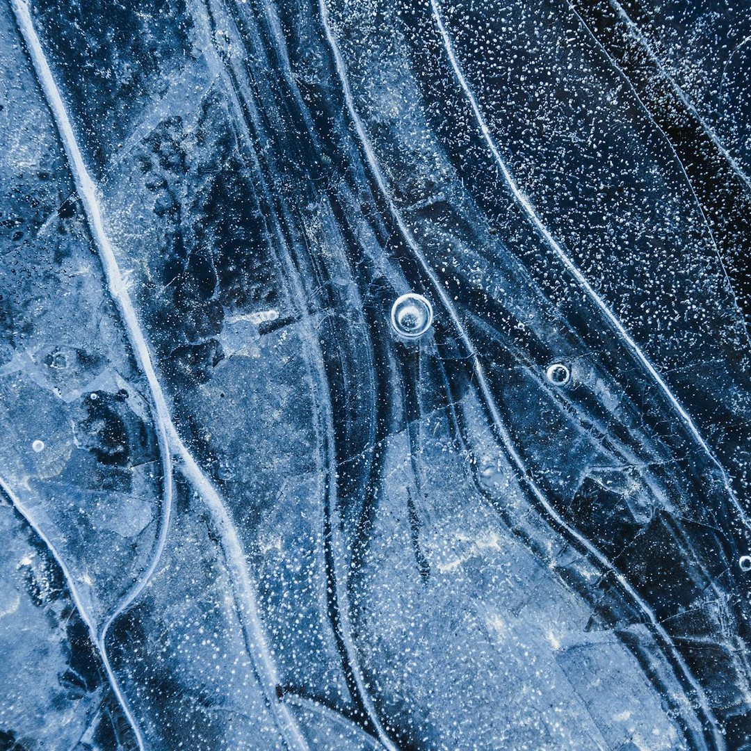 La glace peut parfois craquer avec des sons très étranges.