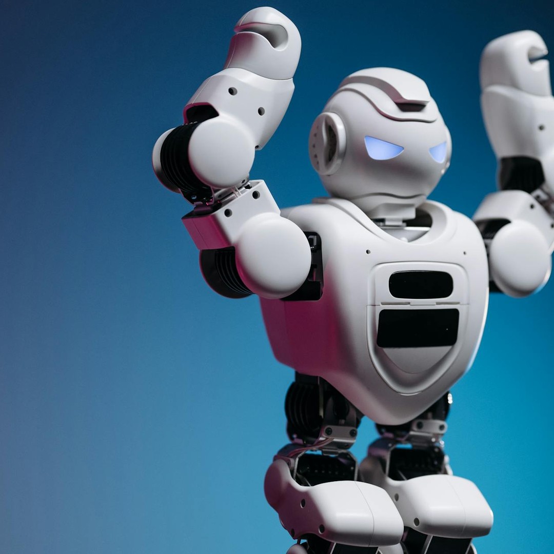 Le mot robot vient d'un terme lie au travail force.