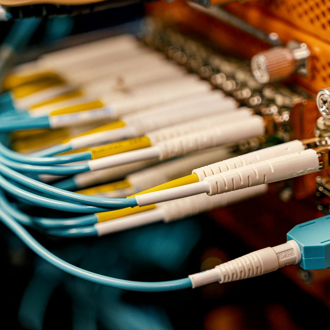 Les fibres optiques transportent des informations sous forme de lumiere.