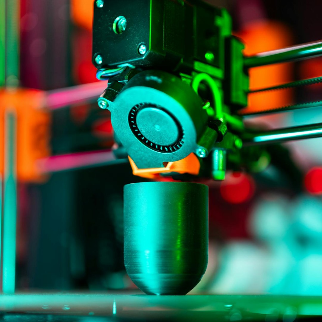 Les imprimantes 3D fabriquent un objet couche par couche.