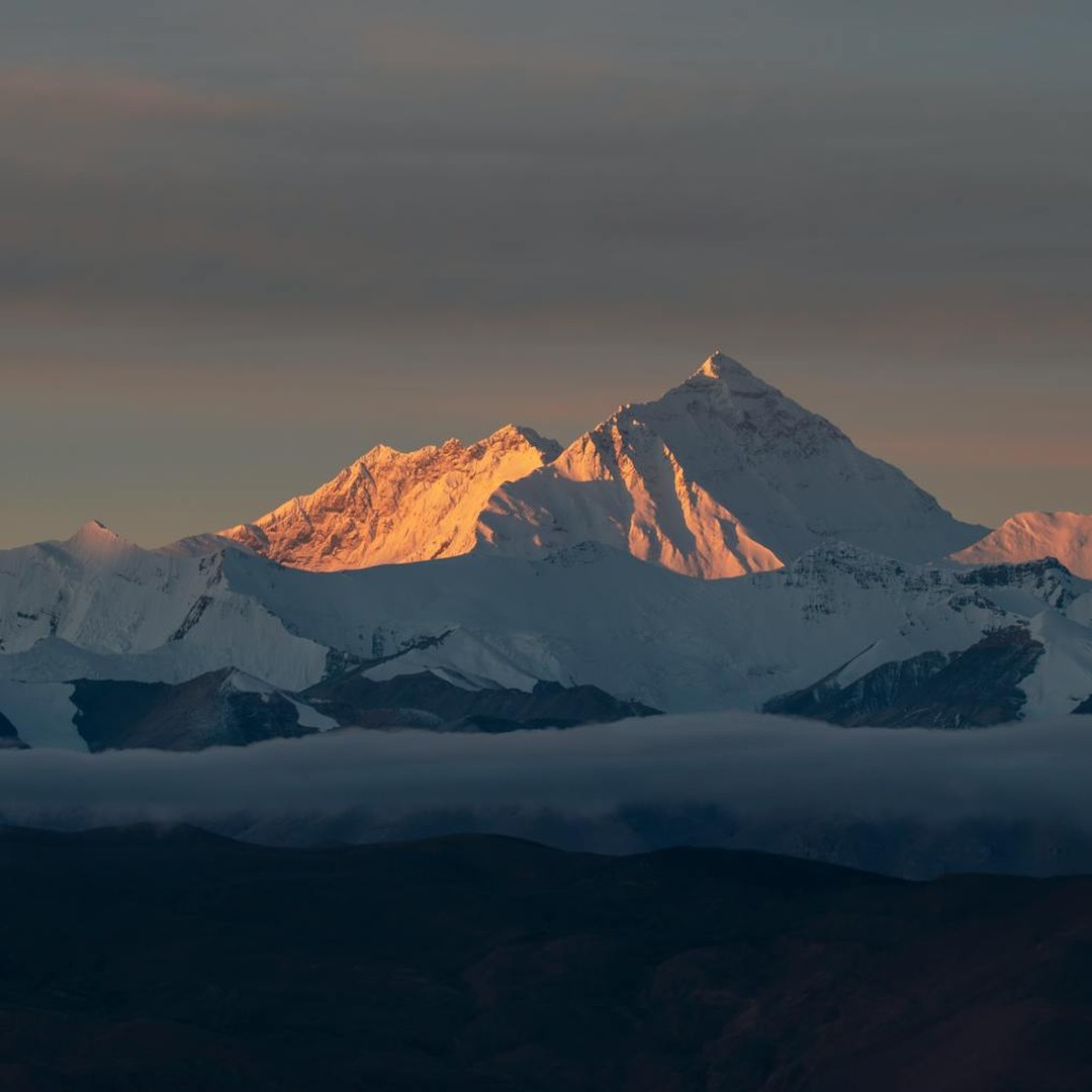 Le point le plus haut du monde au-dessus du niveau de la mer est l'Everest.