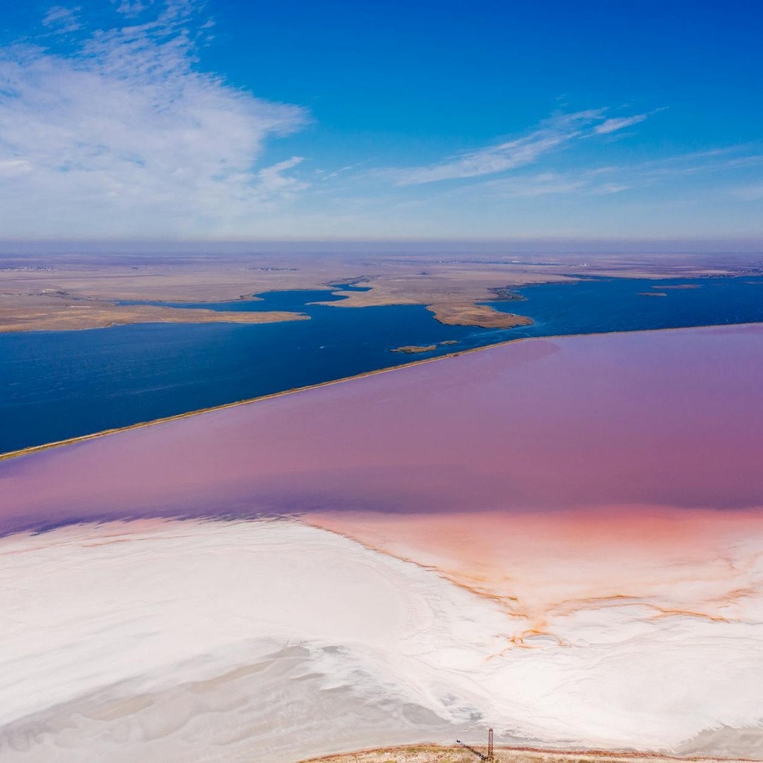 Il existe des lacs roses naturels dans plusieurs régions du monde.