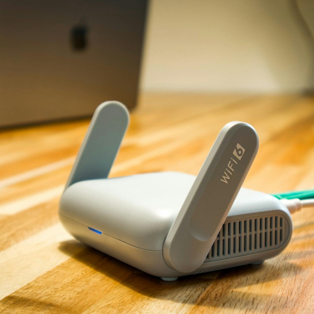 Le Wi-Fi 2,4 GHz traverse souvent mieux les murs que le 5 GHz.