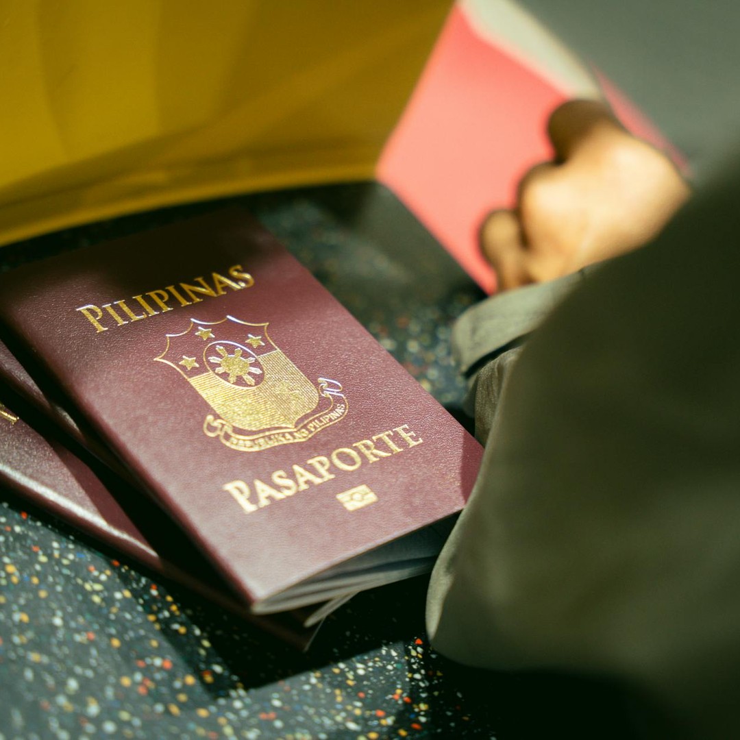 La puce d'un passeport biométrique s'alimente seulement quand un lecteur l'approche.