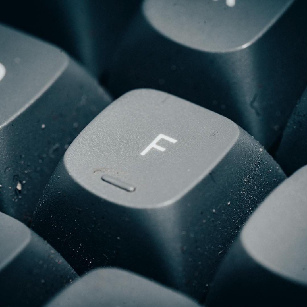 Les touches F et J ont un relief pour replacer les index sans regarder le clavier.