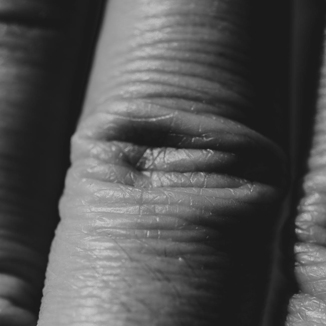 La peau de vos doigts se fripe dans l'eau à cause d'une réponse active du système nerveux.