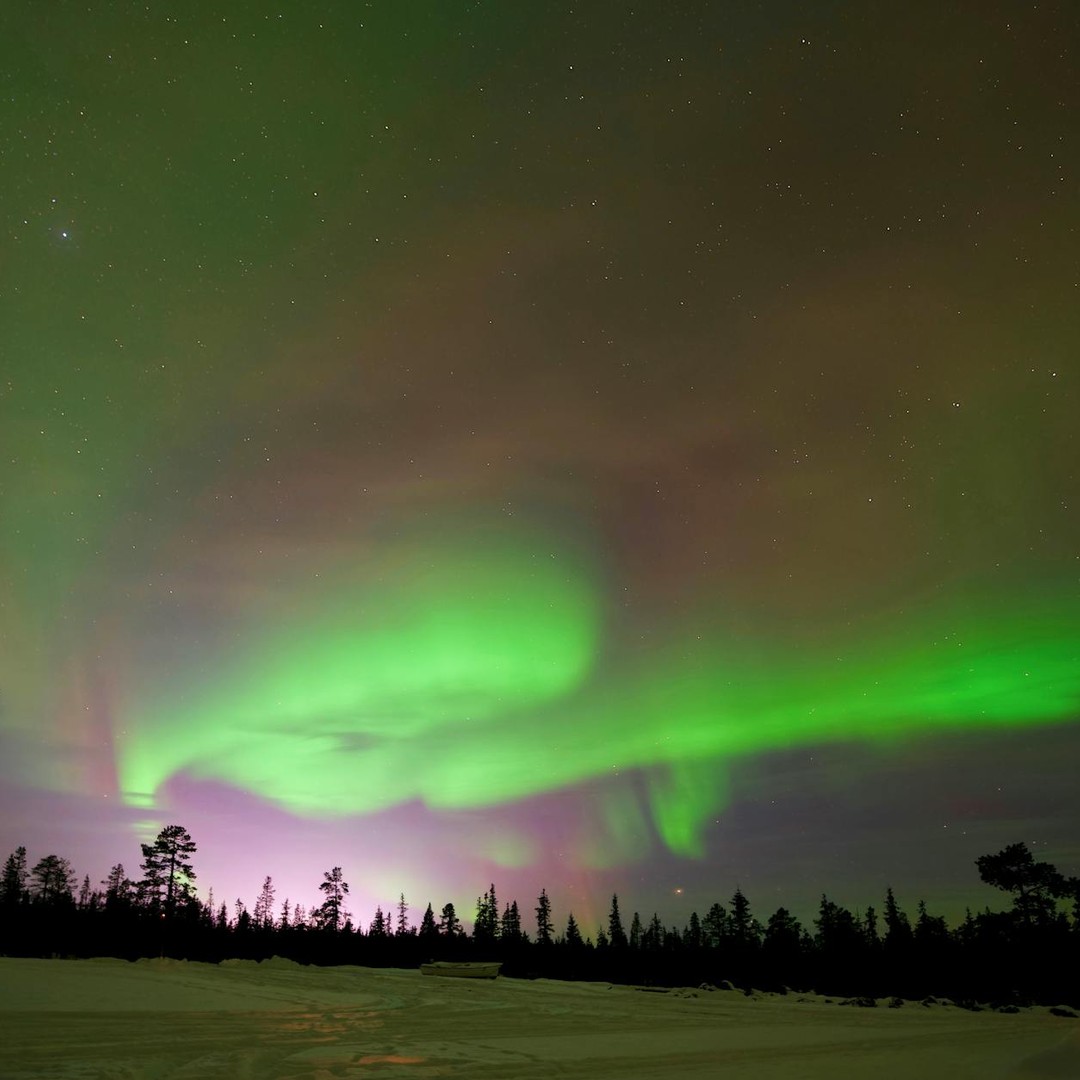 Les aurores polaires naissent de particules solaires guidées par le champ magnétique terrestre.