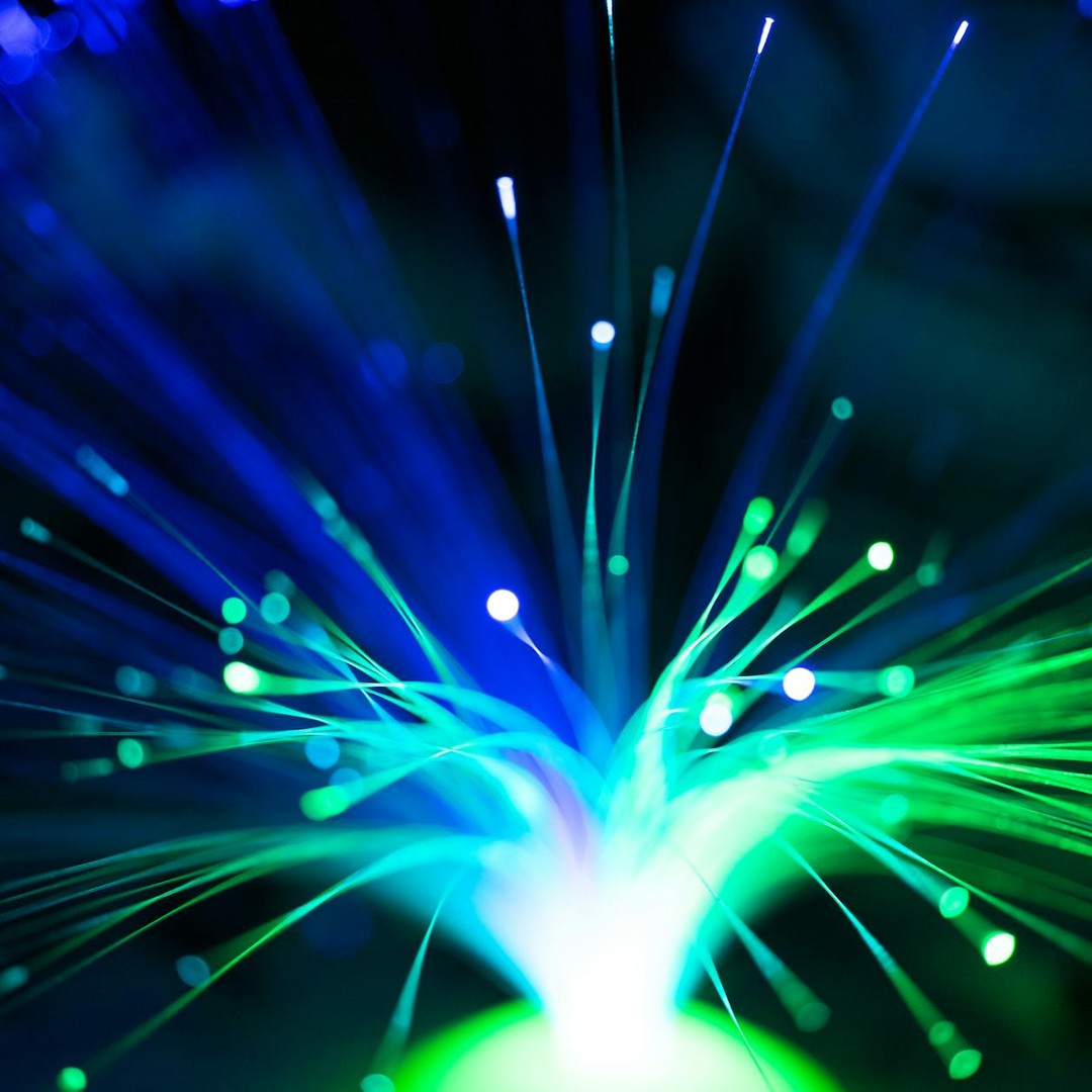 Une fibre optique guide la lumière par réflexion interne totale.